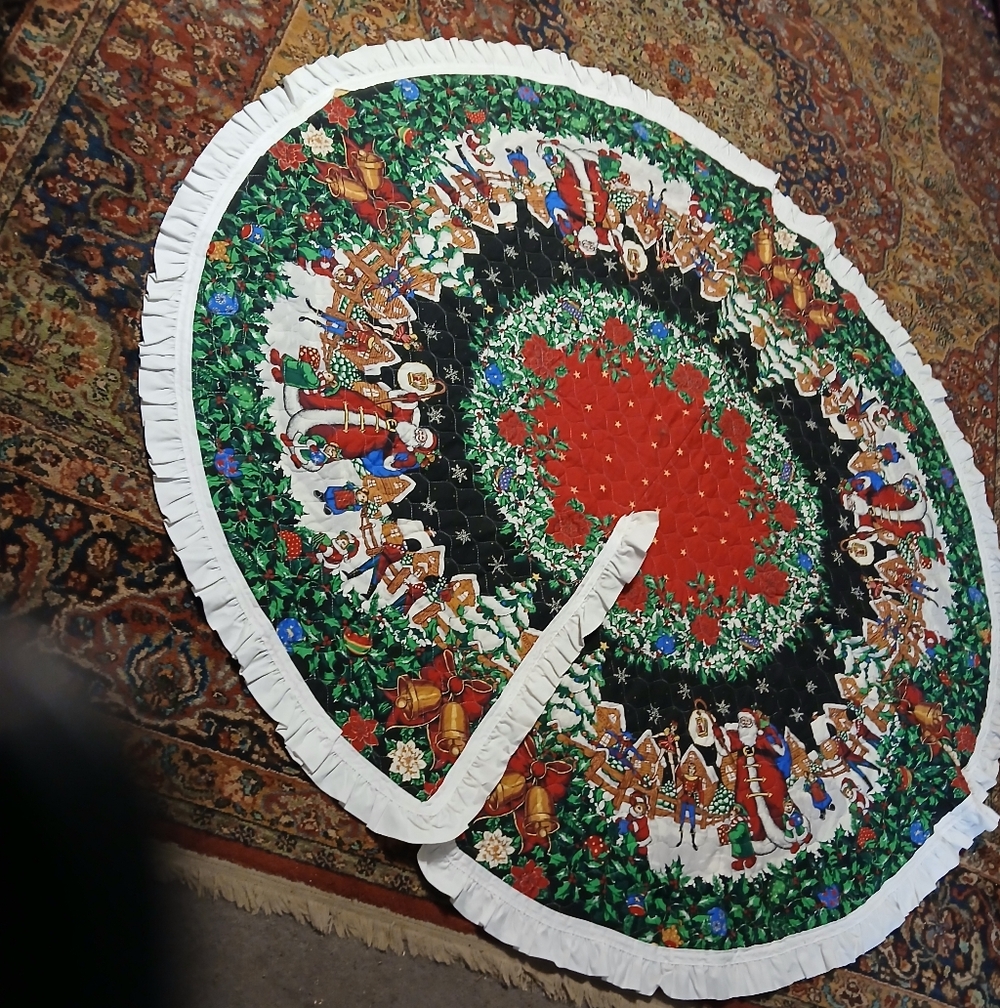 Festive‎ Christmas Tree Skirt with Santa and Bells. Sz. 51/2 Foot Diameter